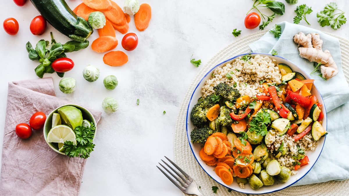 Đĩa thức ăn đa màu sắc giàu dinh dưỡng với rau củ, protein và ngũ cốc nguyên hạt
