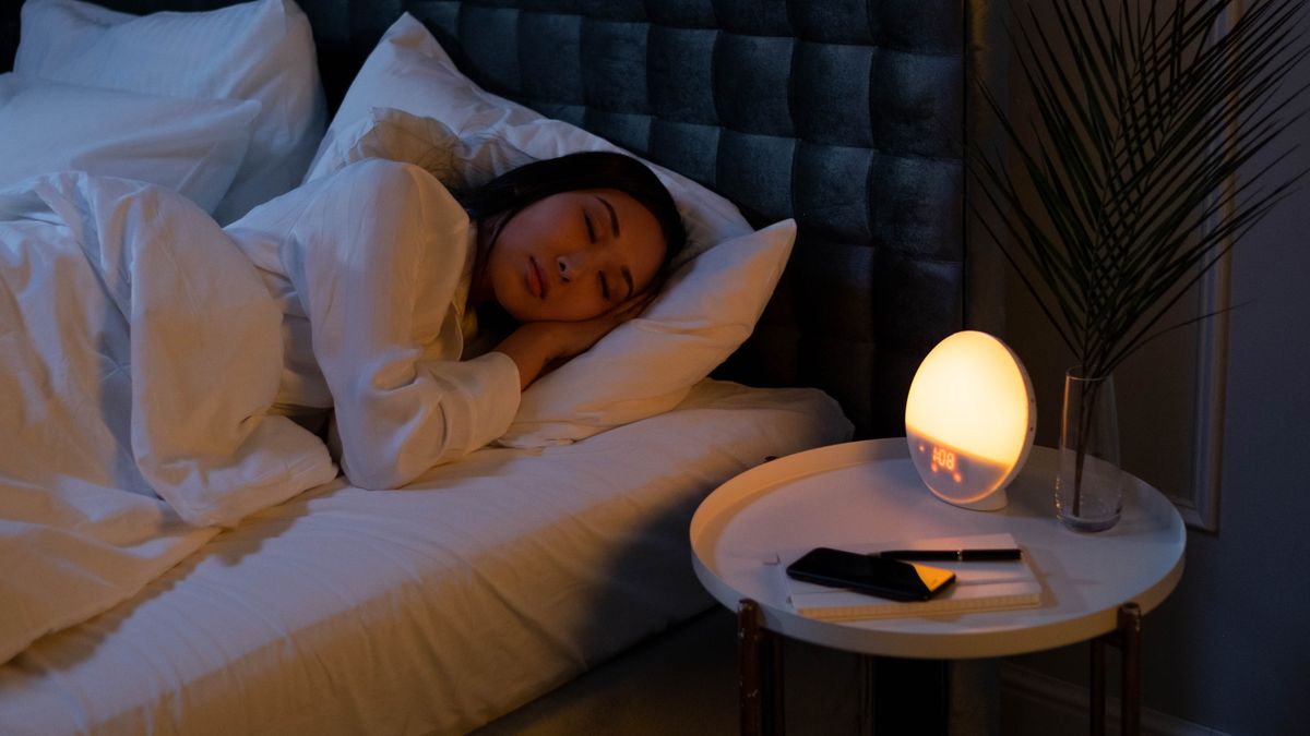 Phụ nữ ngủ ngon giấc trên giường trắng sạch