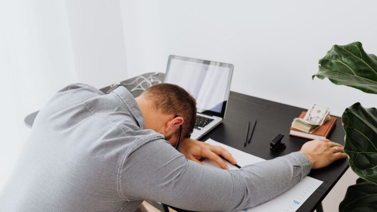 Người làm việc quá sức cần nghỉ ngơi