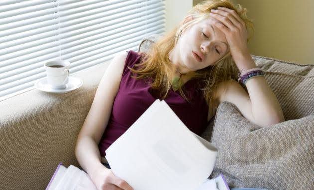 Người phụ nữ mệt mỏi, biểu hiện suy nhược cơ thể