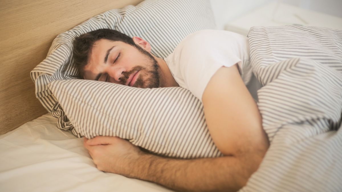 Người cao tuổi tập thể dục đi bộ nhẹ nhàng