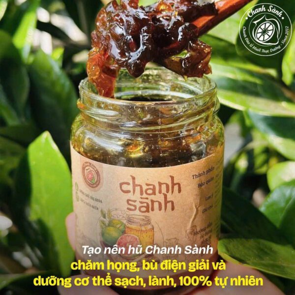 Chanh Sành bổ sung điện giải Thìa chanh muối bên hũ Chanh Sành mở nắp