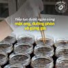 Các hũ chanh đang được thêm mật ong, đường phèn và gừng Các hũ chanh đang được thêm mật ong, đường phèn và gừng