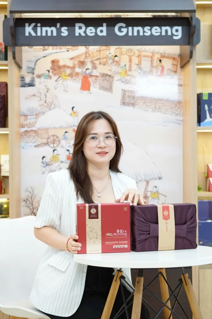 Chị Minh Phượng, người sáng lập Minh Phượng Korea, bên quầy Kim's Red Ginseng