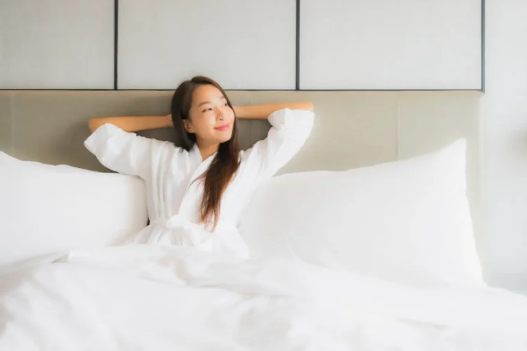 nghỉ ngơi và giữ ấm cơ thể khi bị cảm cúm