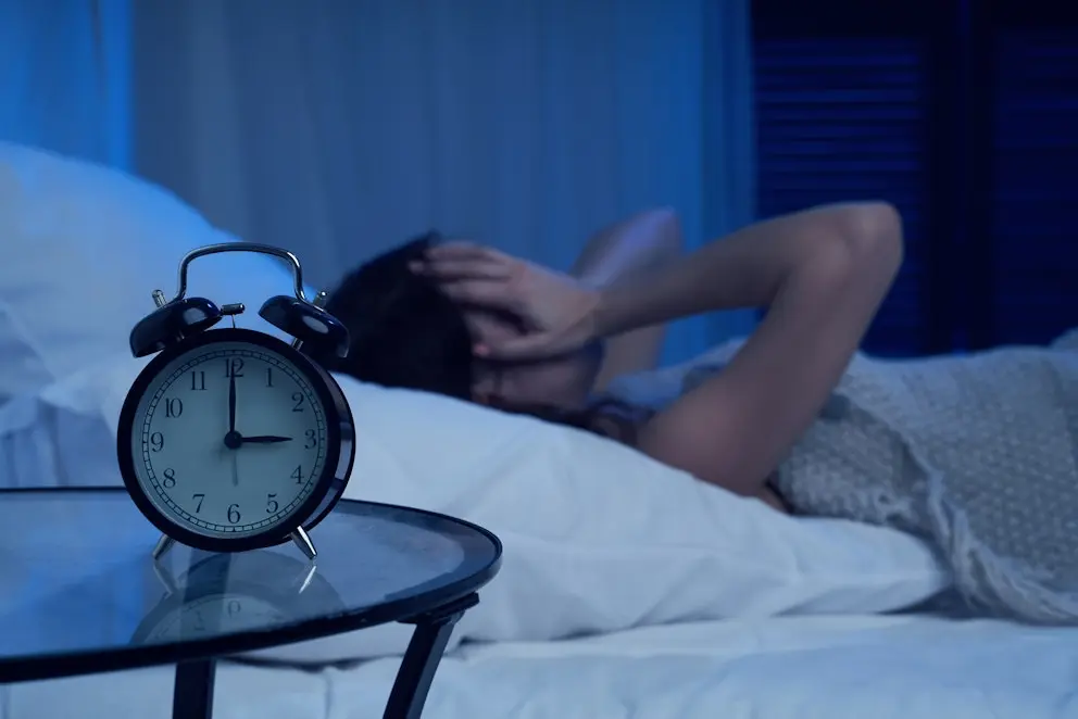 người mất ngủ trằn trọc ban đêm